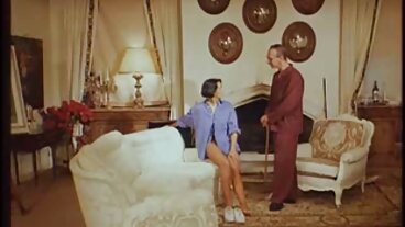 Hipster Hoe w Bubble nonne porche troie Butt dà un'orale eccezionale