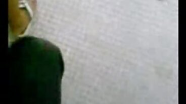 3 mamme porche amatoriali splendidi coniglietti di yoga si toccano il culo a vicenda