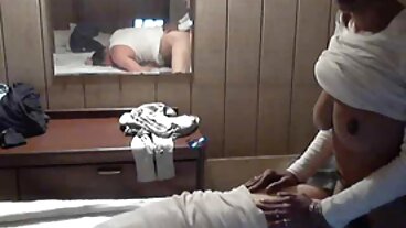 La nerd Sizzler Eveline vecchie mamme porche Dellai ha bisogno di sesso anale al più presto
