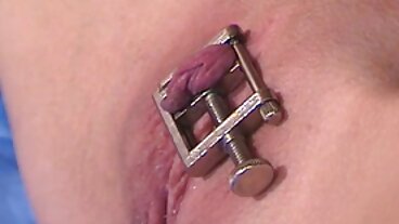 La pallida adolescente mamme e figlie porche Lily punita con un grosso cazzo nero