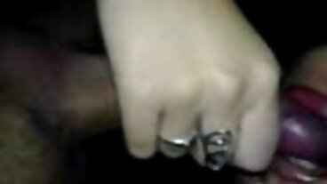 Una bella scolaretta asiatica scopa un ragazzo nonne porche pelose il doppio di lei