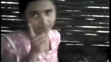 Tiny mamme porcone Teen Lexie Fux scopa vicino al camino