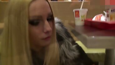 BLACKEDRAW Cutie bionda rallegrata da un pene le mamme porche massiccio